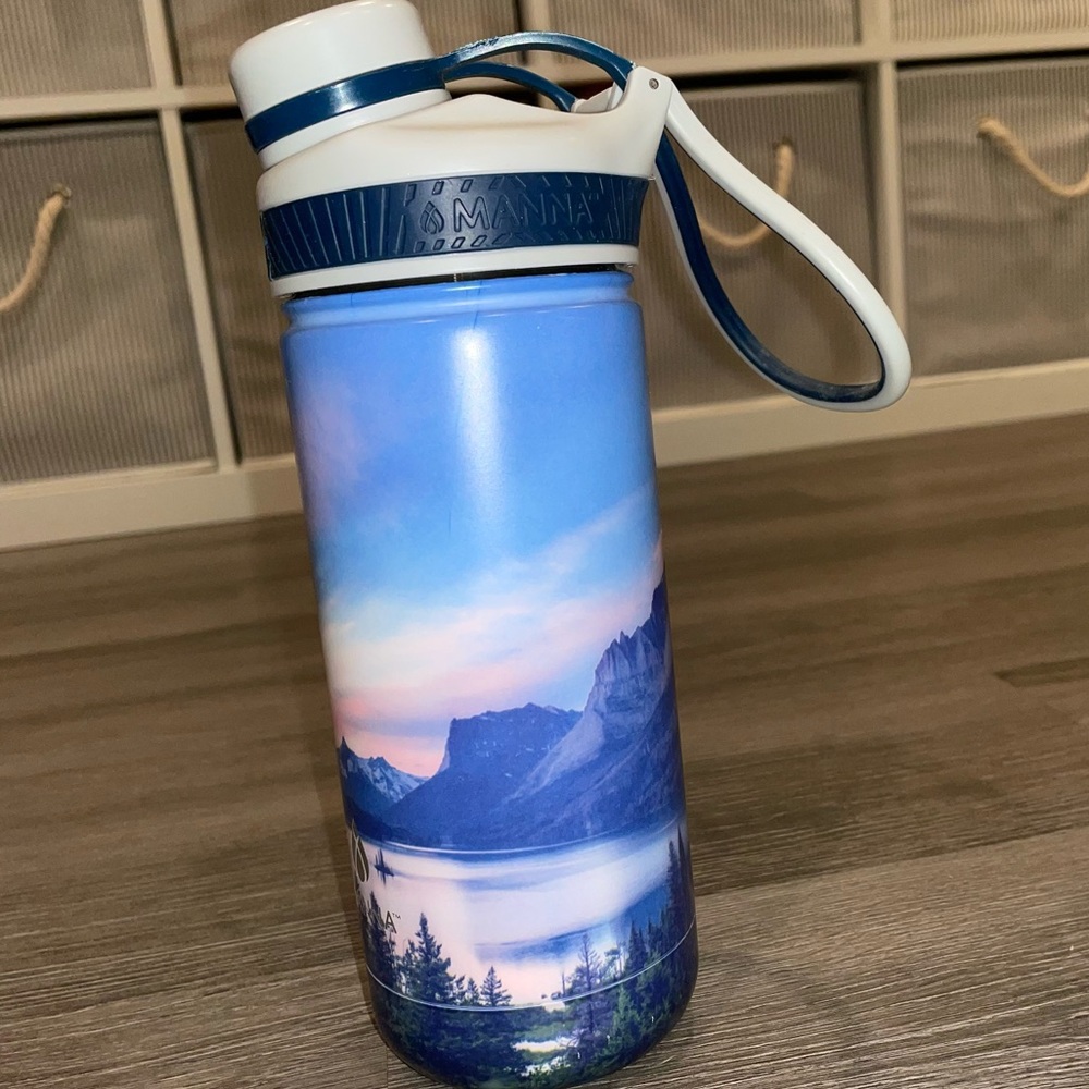🔥 3 for $15 🔥
Manta stainless steel water bottle with handle